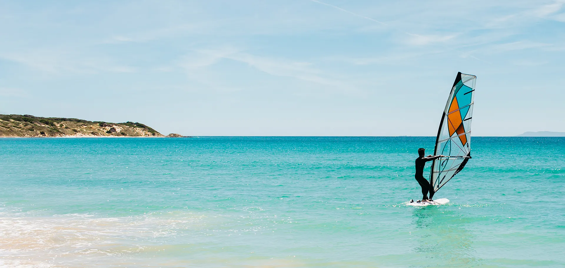 Windsurfeur sur une mer turquoise, côte basque